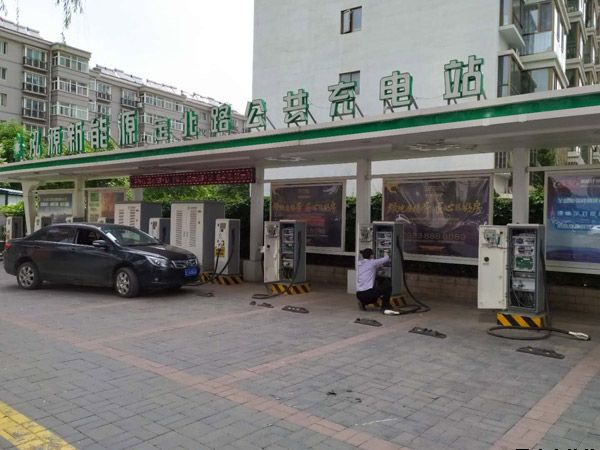 泓源新能源公司开展充电桩维护工作(图1) 泓源新能源公司开展充电桩维护工作(图1)